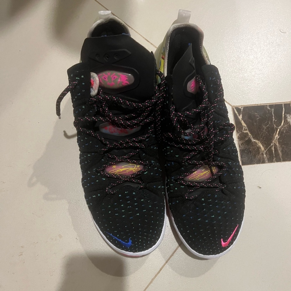 NIKE BRAND NEW BASKETBALL SHOES 
LEBRON JAMES COLLAB